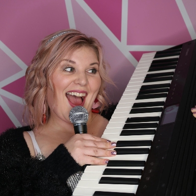 Wedding News: Discover Singing Jennie's new wedding service