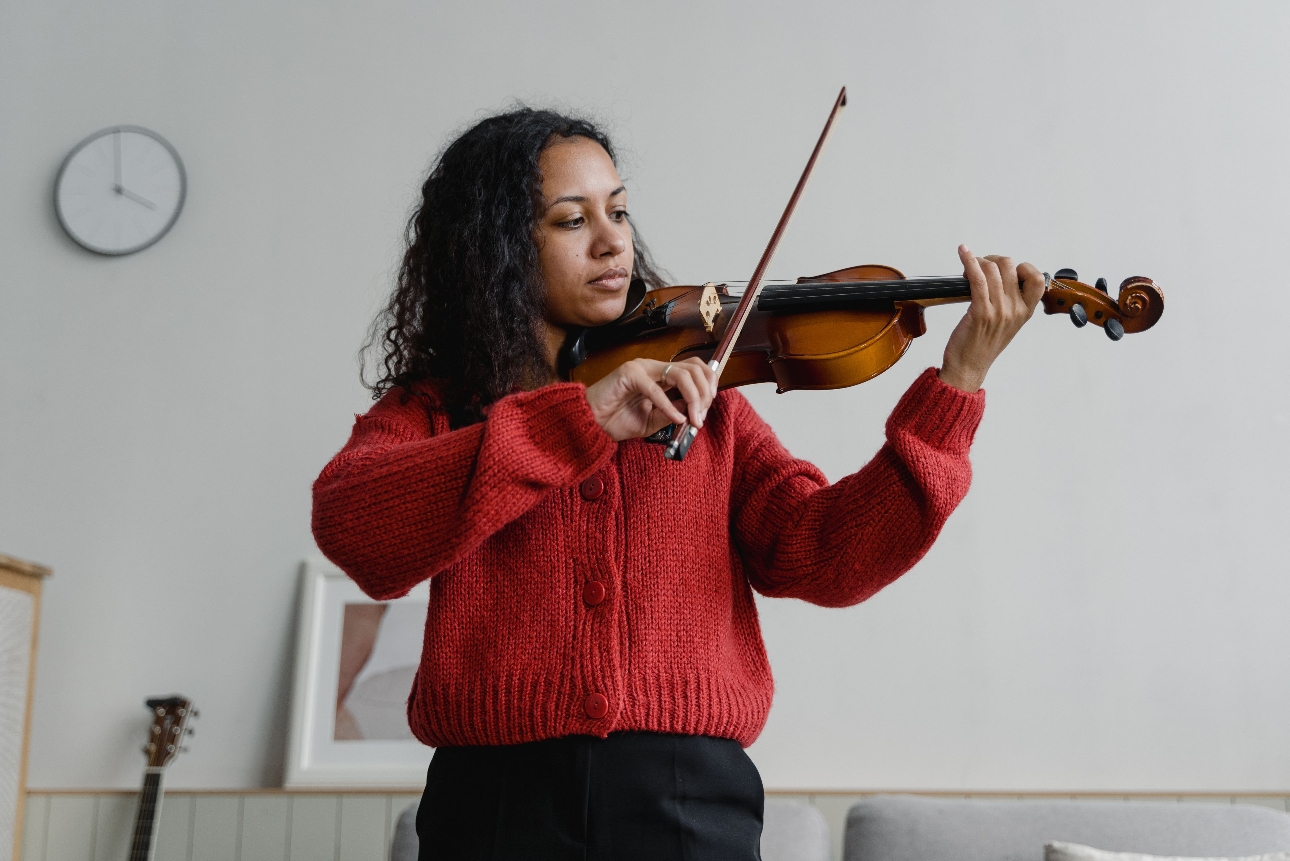 woman playing violin