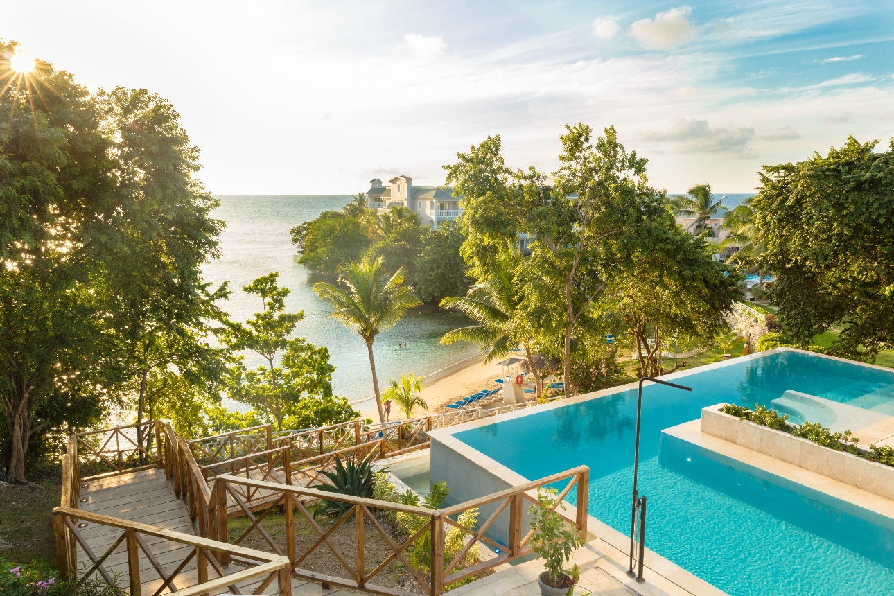 outoodr pool on terrace overlooking beach