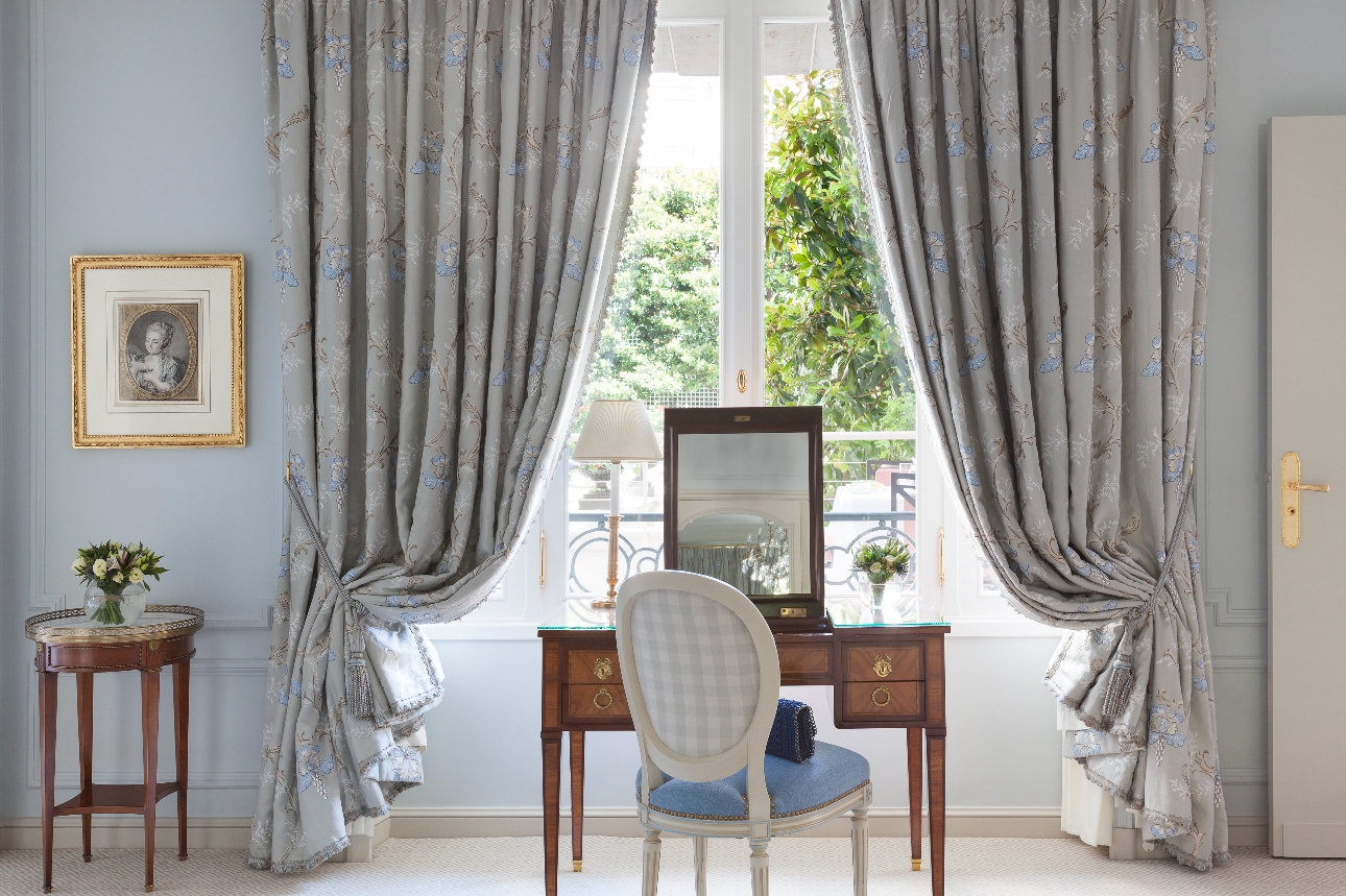 hotel room, chair at vanity desk